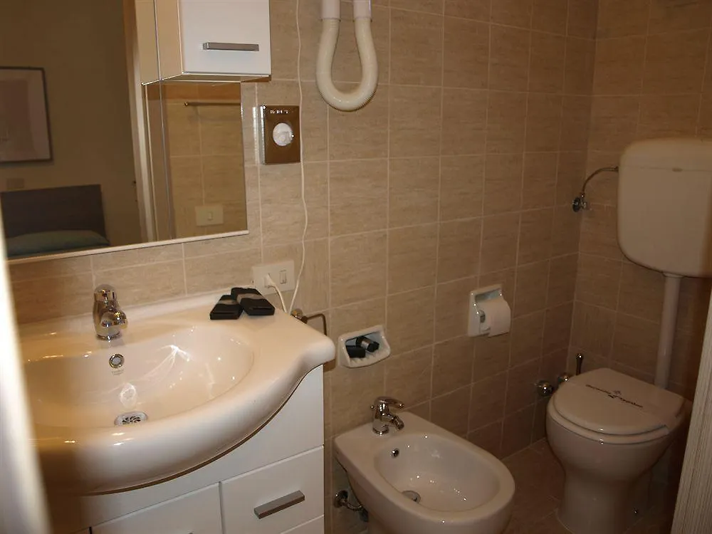 Hotel Lungomare Лидо-ди-Камайоре 3*,