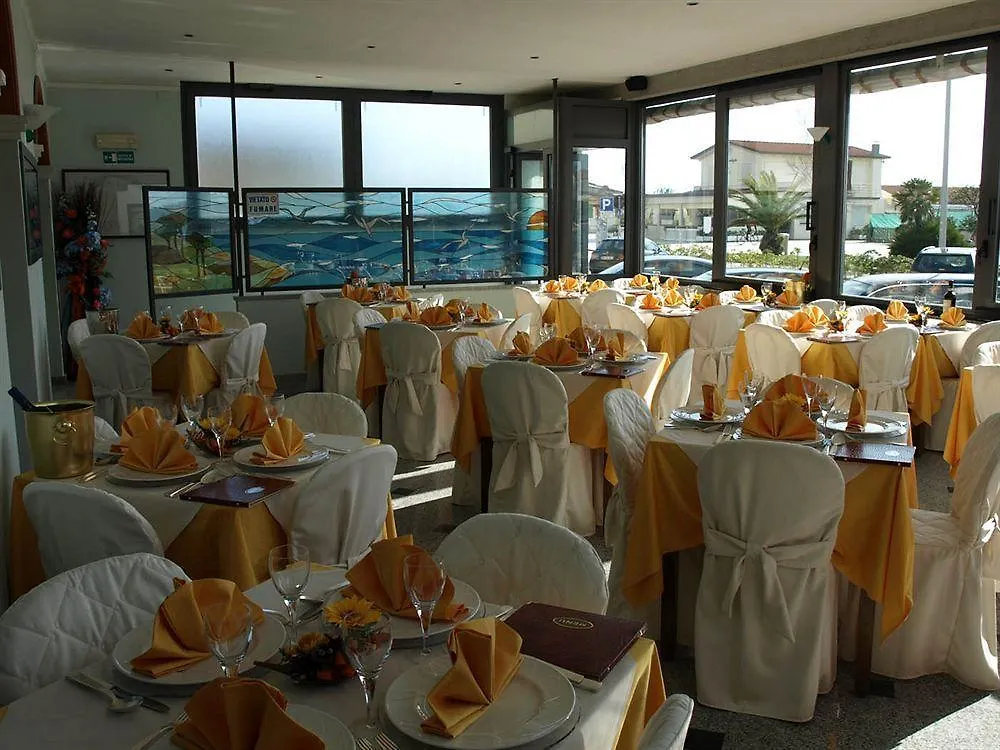 ***  Hotel Lungomare Лидо-ди-Камайоре Италия