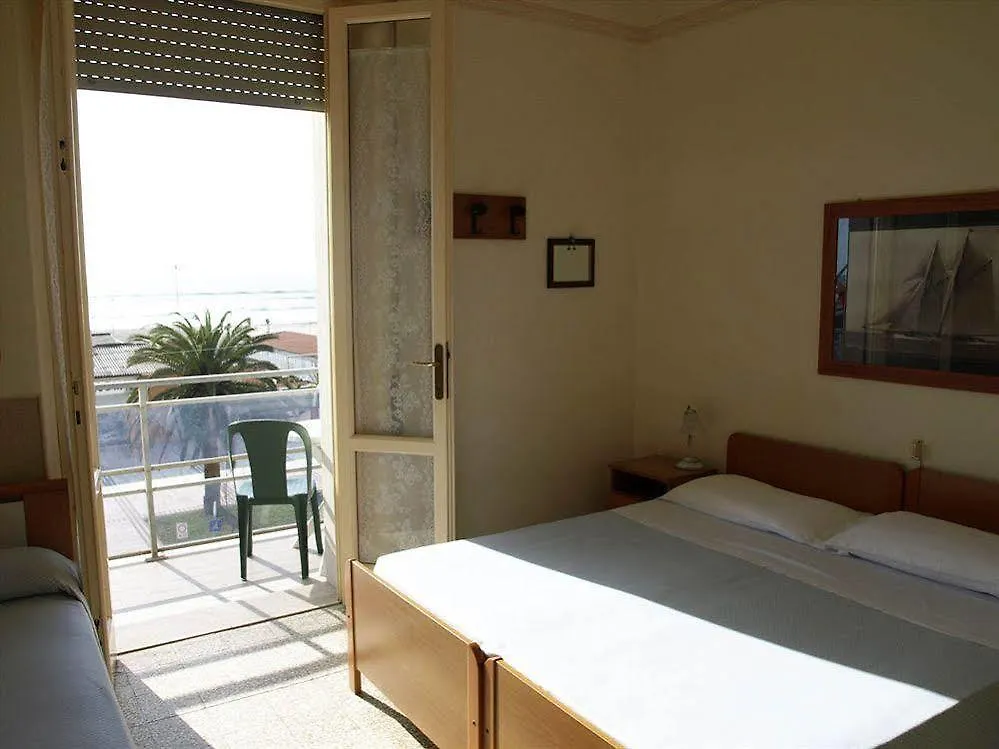 Hotel Lungomare Lido di Camaiore 3*,